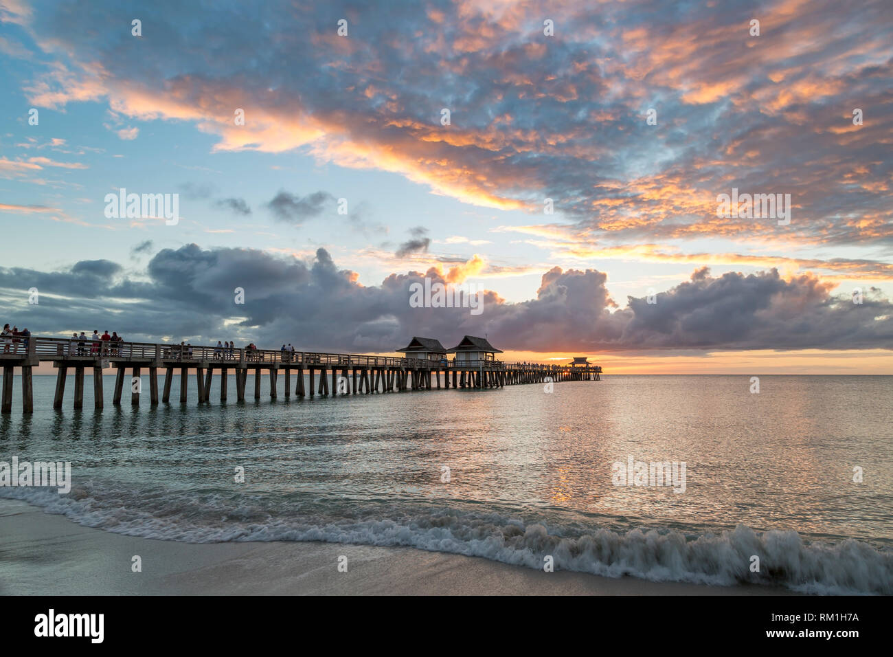 Sonnenuntergang über dem Golf von Mexiko am Naples Pier entlang der Florida Gulf Coast, Naples, Florida, USA Stockfoto