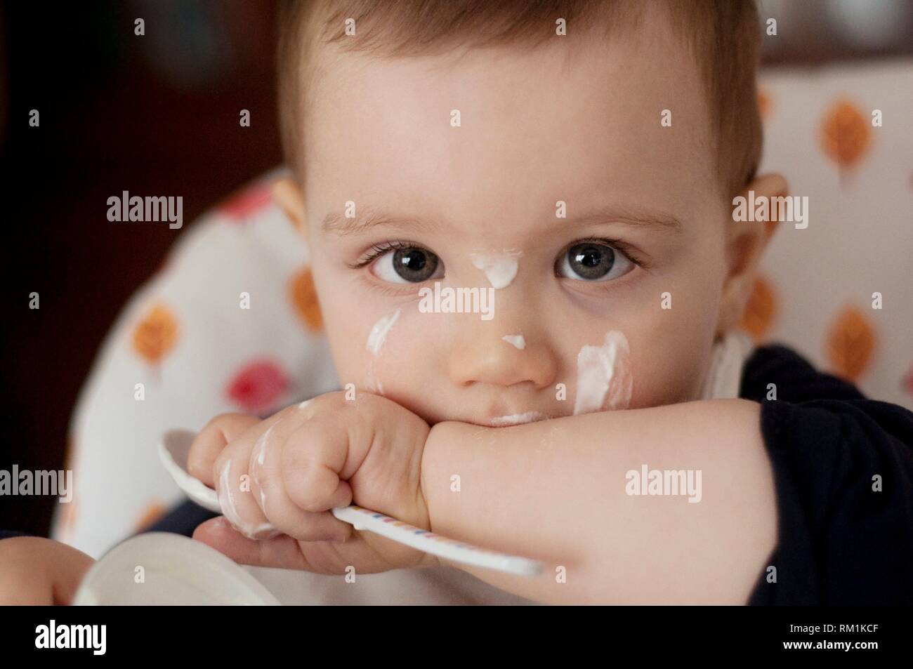 Kind Im Hochstuhl Und Essen Joghurt Sitzen Baby Lernen Zu Essen