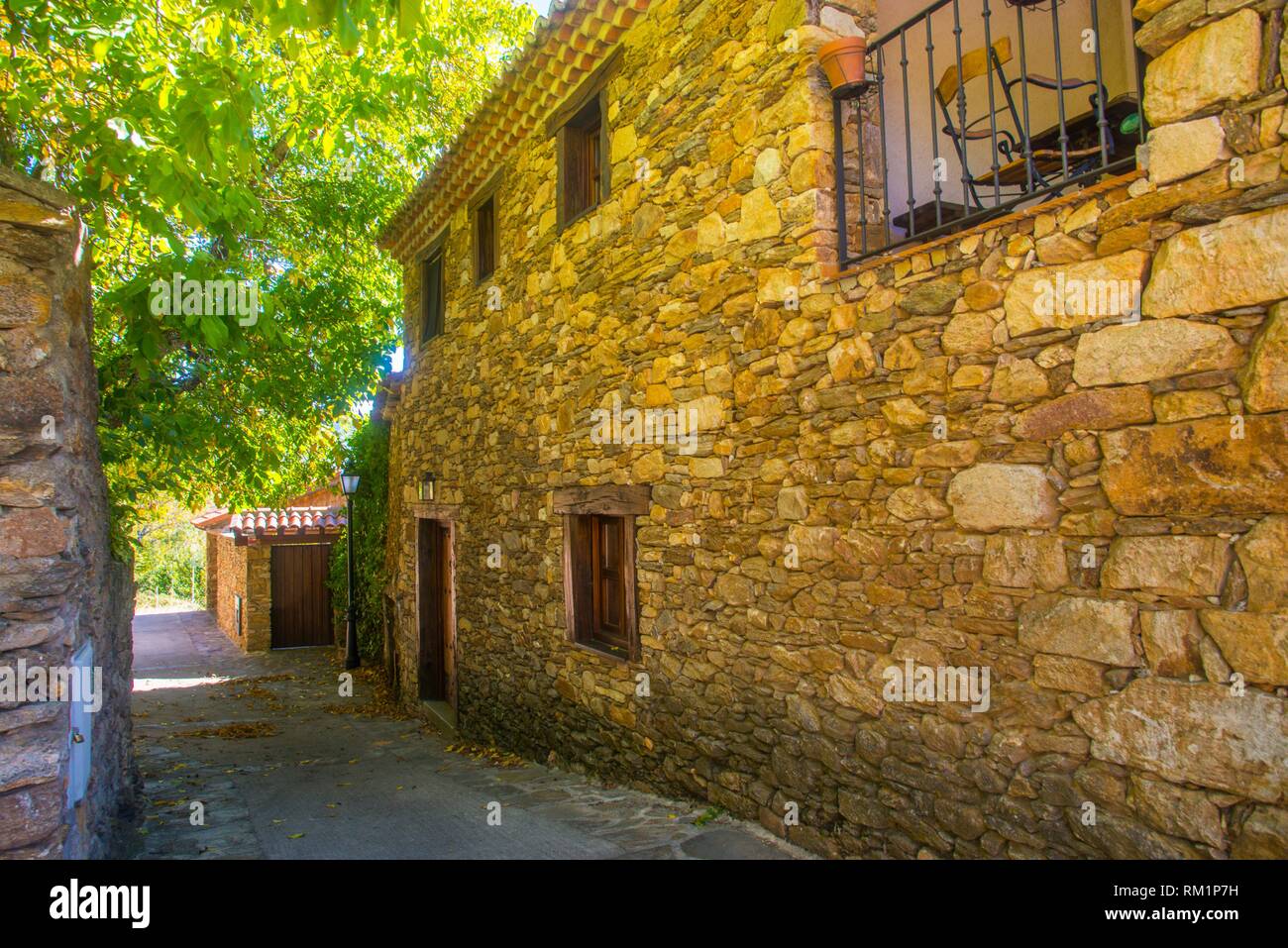 Fassade des ländlichen Haus und die Gasse. Horcajuelo de la Sierra, Provinz Madrid, Spanien. Stockfoto