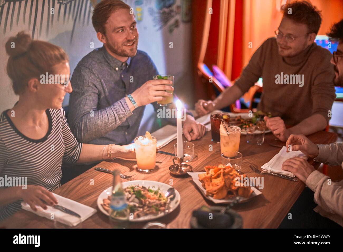 Beste Freunde Geniessen Sie Das Abendessen Im Restaurant Blitz Museumsinsel In Der Nahe Des Isartors Munchen Deutschland Sudafrikanische Und Vegetarisches Essen Die Deutsche Volkszugehorigkeit Stockfotografie Alamy