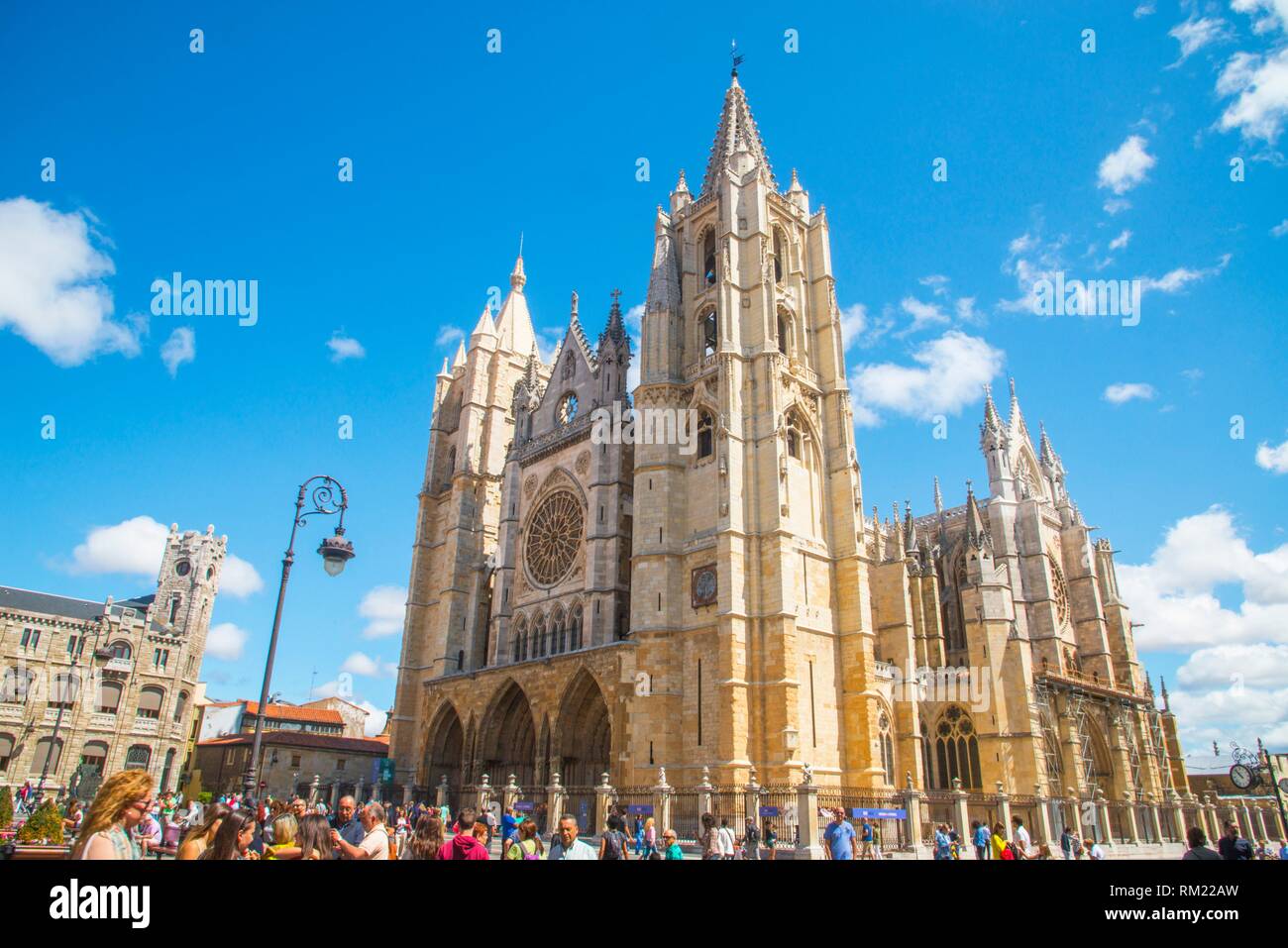 Die kathedrale von leon Fotos und Bildmaterial in hoher Auflösung Alamy