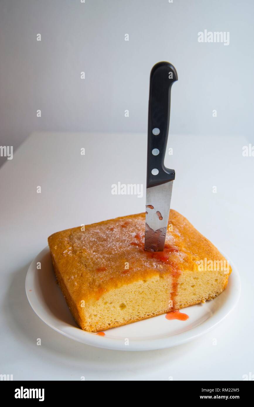 Kuchen mit einem Küchenmesser erstochen. Stockfoto