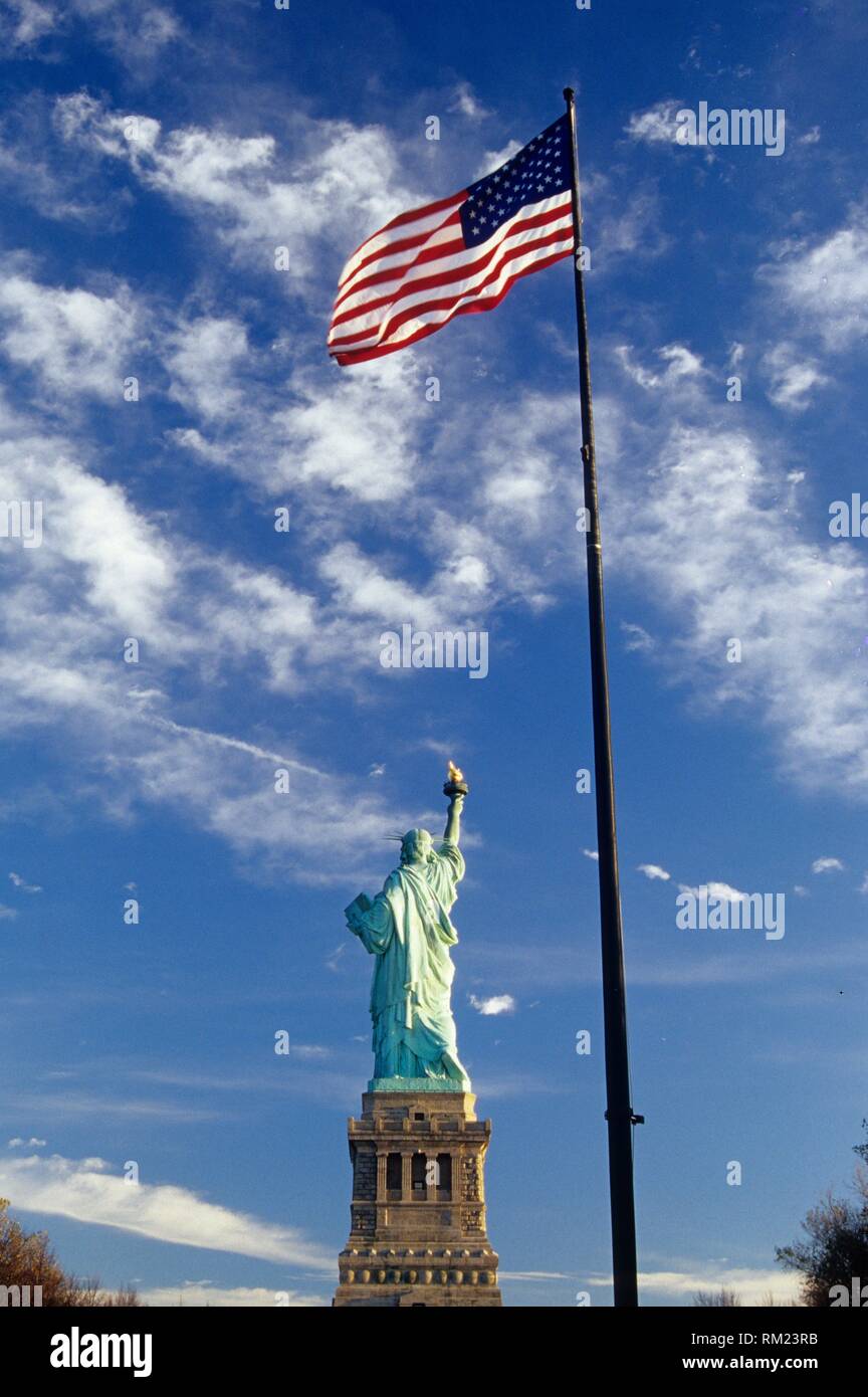 Freiheitsstatue Mit Amerikanischer Flagge Statue Of Liberty
