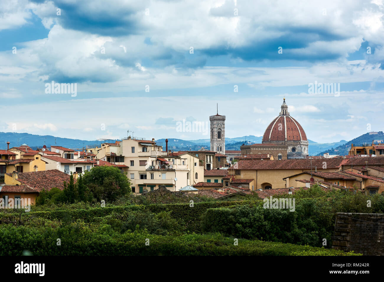 Stadtbild mit Blick auf Kathedrale von Santa Maria Del Fiore aus dem Palazzo Pitti in Florenz, Italien, an bewölkten Frühling. Stockfoto