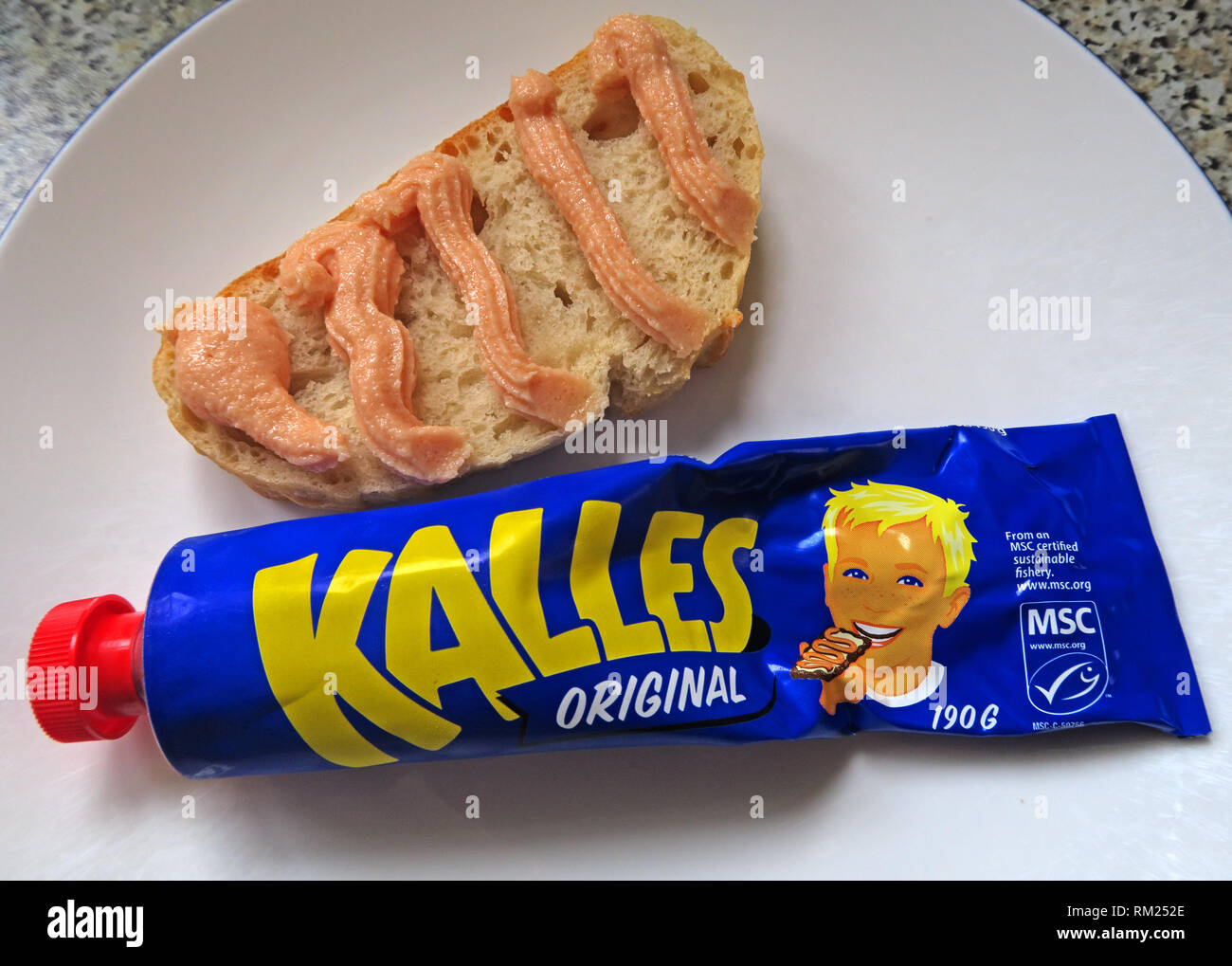 Ein blaues Rohr von kalles Original, Roe mit gesalzenem Kabeljau (Gadus morhua), Zucker, Rapsöl und Gewürzen, spritzte auf frischem Brot, Schwedische IKEA Food Stockfoto
