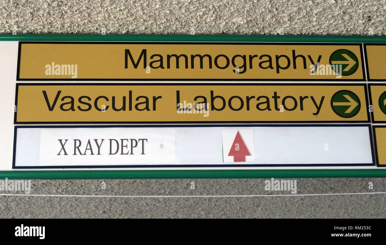 Krankenhaus Schilder zur Mammographie, Gefäß-Labor, X-Ray Dept in einem Hospital NHS Trust, Halton, Cheshire, North West England, Cheshire, Großbritannien Stockfoto