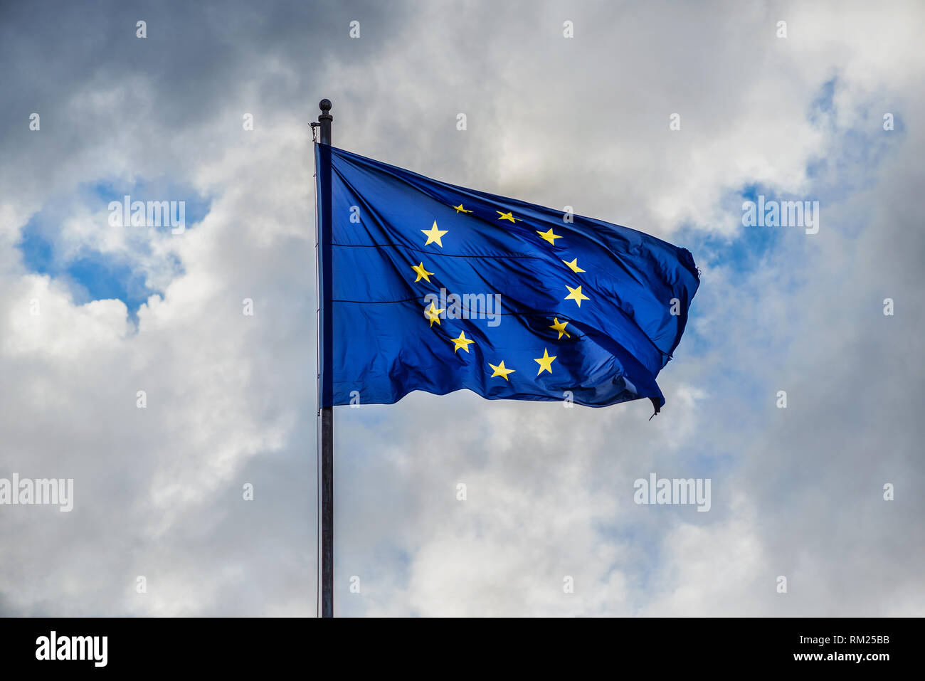 Problem in Europa. Dunkle und stürmische Wolken sammeln über die Fahne der Europäischen Union Stockfoto