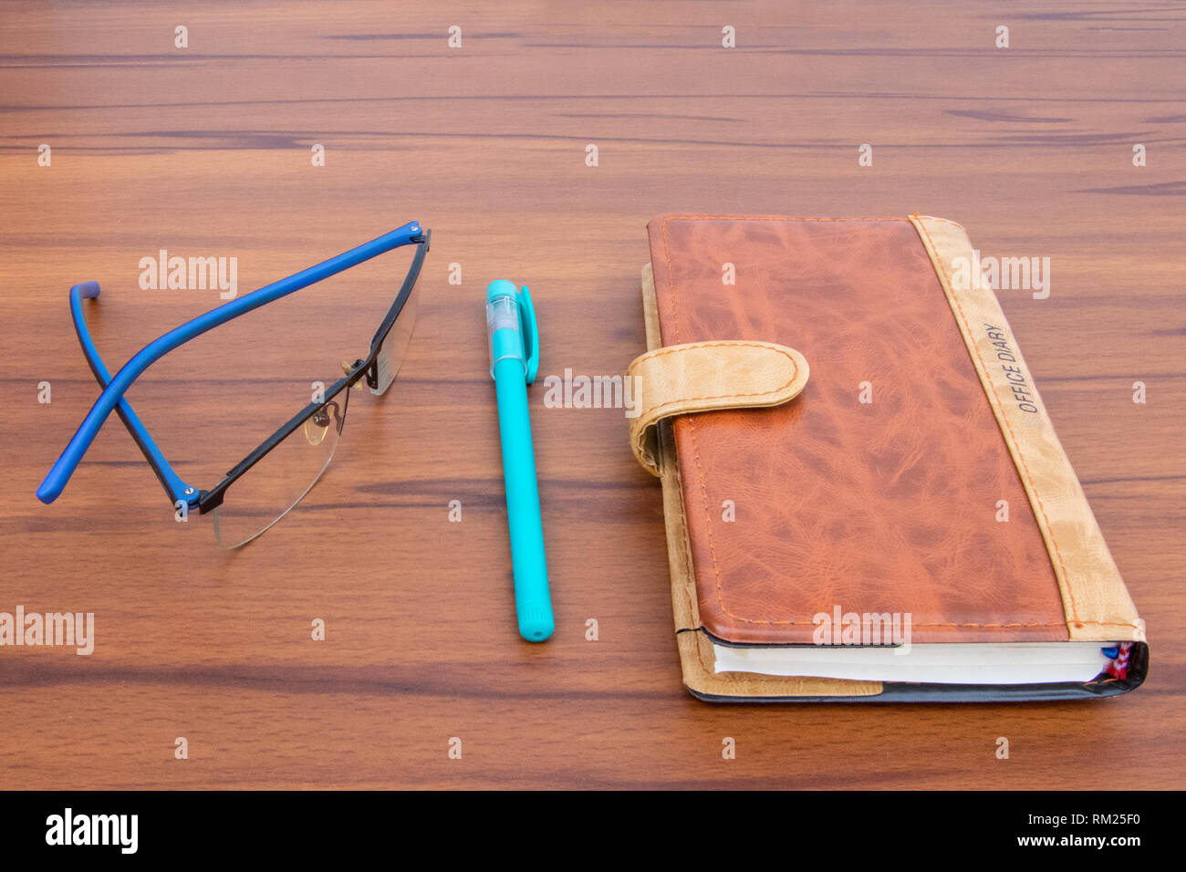 Braun business offiice Tagebuch mit Kugelschreiber und Glas auf einem hellen Hintergrund Stockfoto