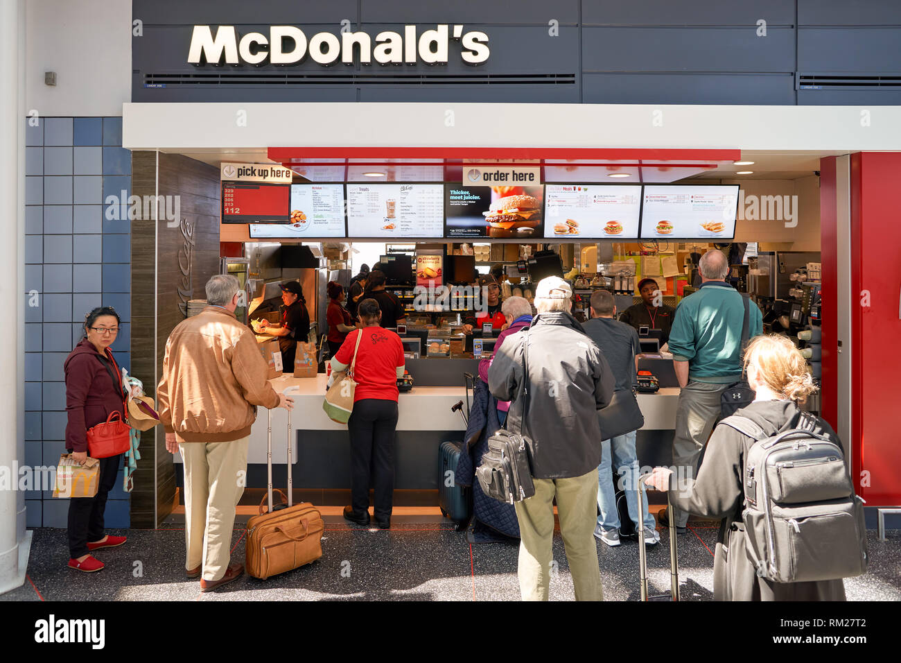 CHICAGO, IL - April 05, 2016: McDonald's am Chicago O'Hare International Airport entfernt. McDonald's ist der weltweit größte Kette von Hamburger Fast-food resta Stockfoto