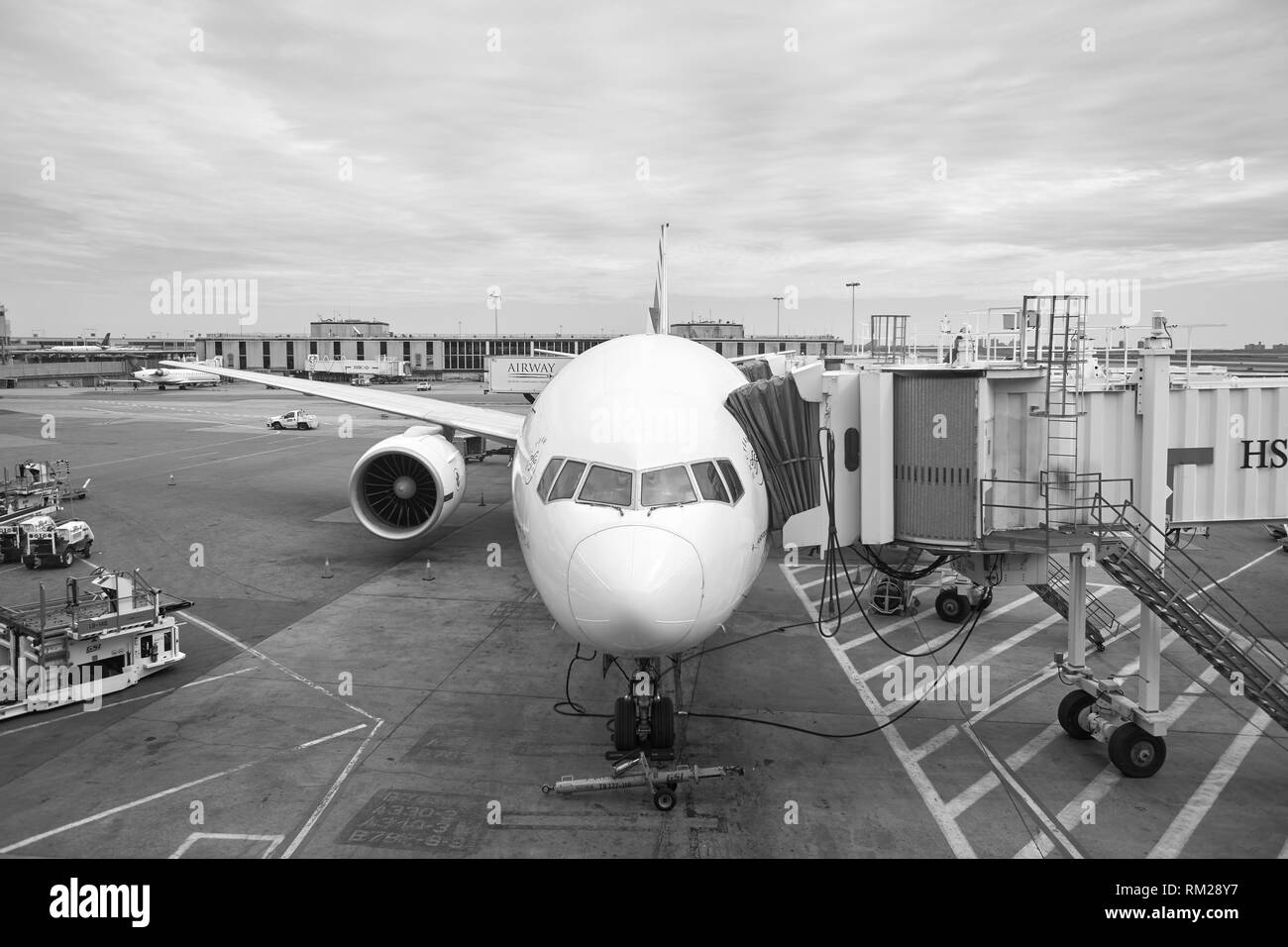NEW YORK - April 06, 2016: Passenger Jet Flugzeug am Flughafen JFK angedockt. John F. Kennedy International Airport ist ein internationaler Flughafen suchen Stockfoto