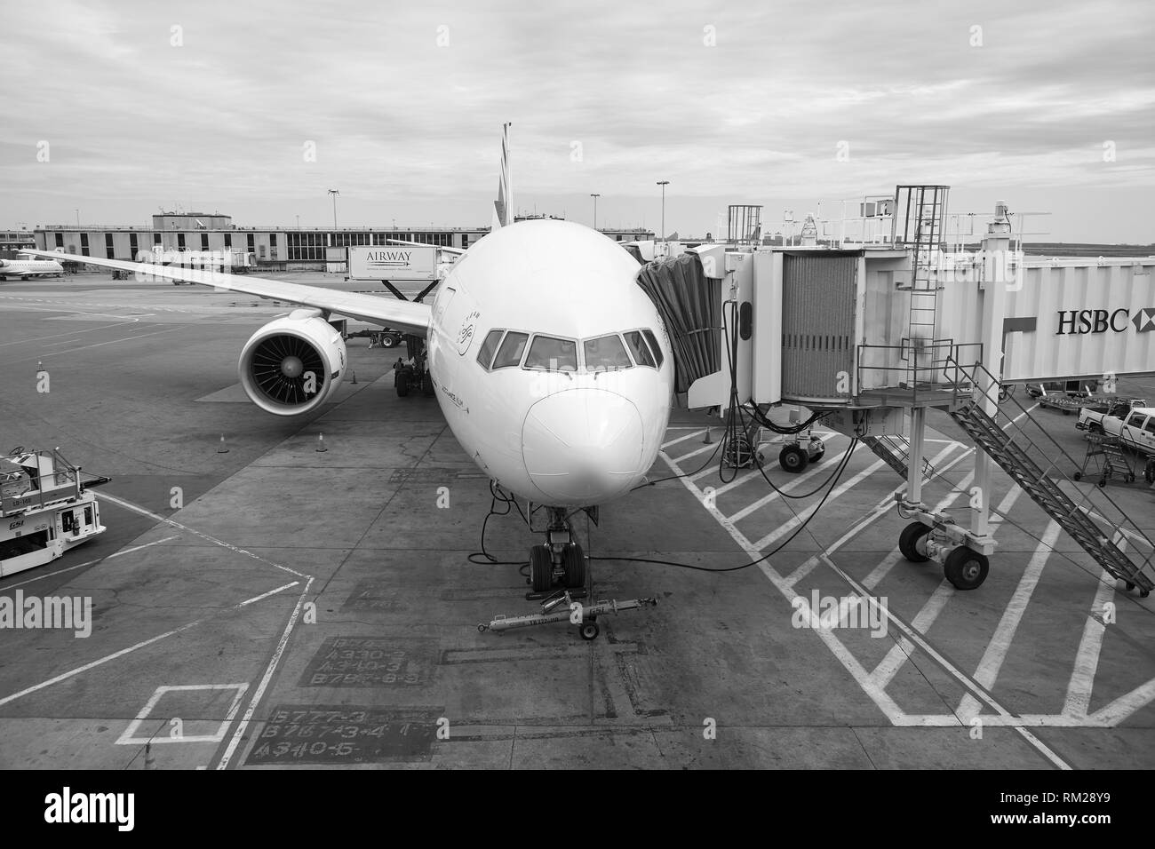 NEW YORK - April 06, 2016: Passenger Jet Flugzeug am Flughafen JFK angedockt. John F. Kennedy International Airport ist ein internationaler Flughafen suchen Stockfoto