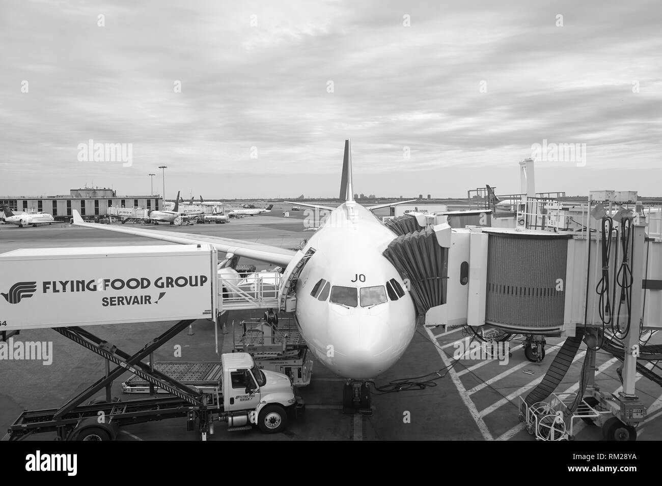 NEW YORK - April 06, 2016: Passenger Jet Flugzeug am Flughafen JFK angedockt. John F. Kennedy International Airport ist ein internationaler Flughafen suchen Stockfoto