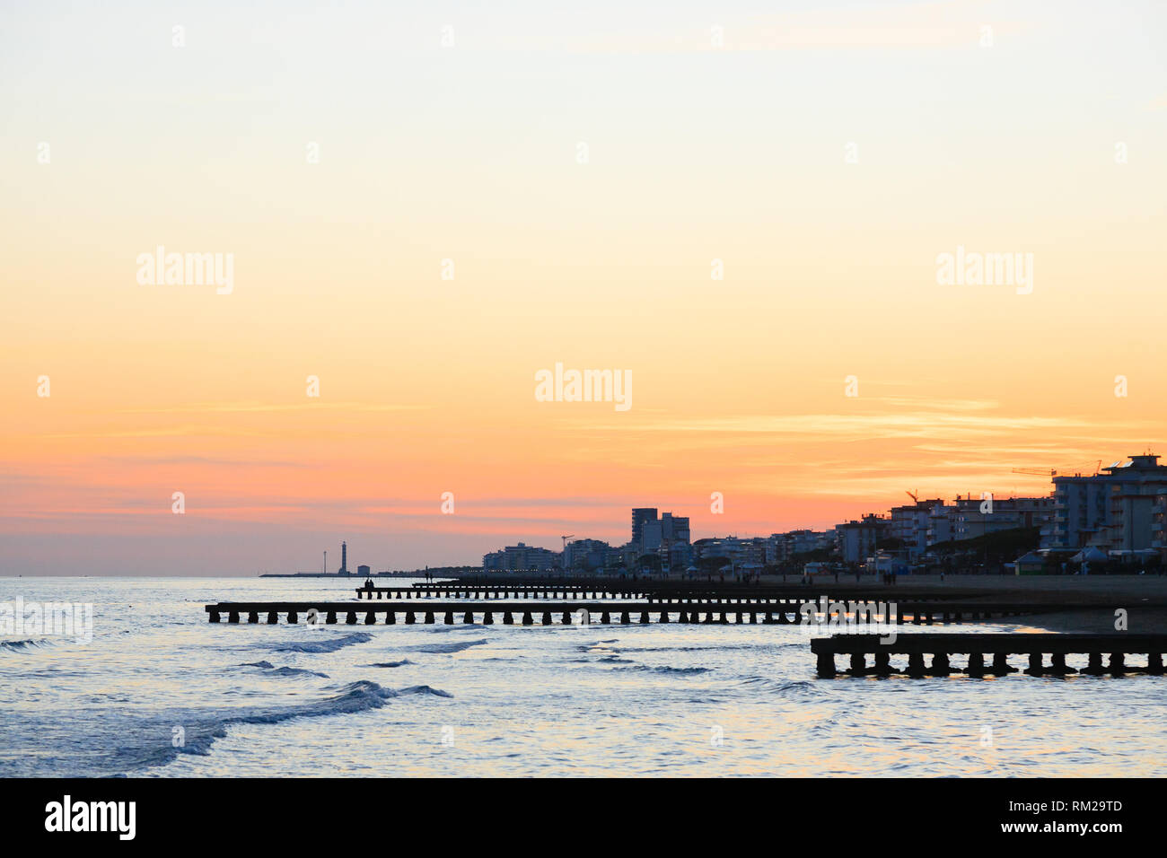 Strand Landschaft in der Morgendämmerung. Piers perspektivische Ansicht mit Menschen. Jesolo, italienischen Panorama Stockfoto