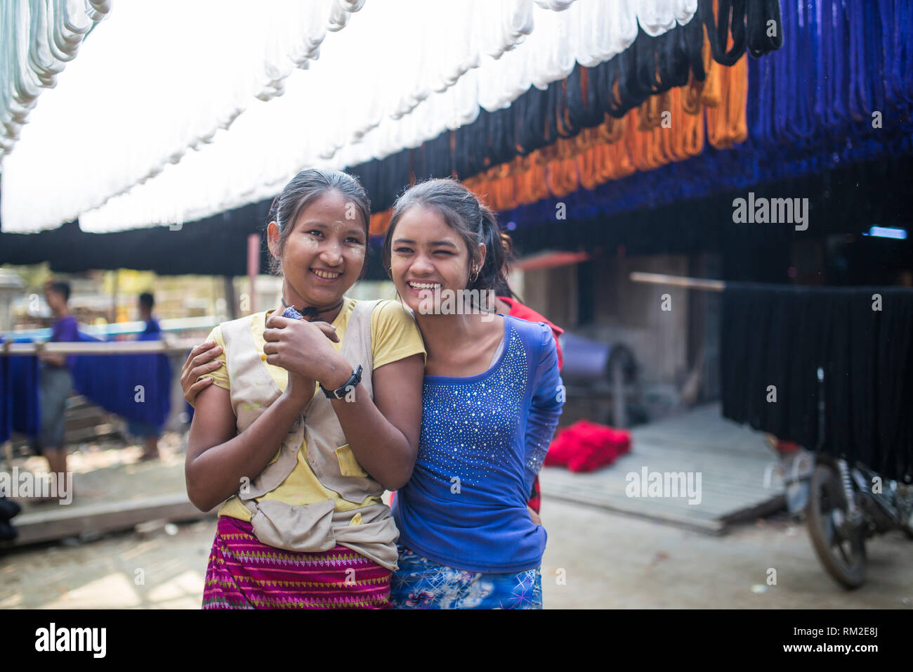 MANDALAY, MYANMAR - Januar 11, 2016: Nicht identifizierte Frauen in einer kleinen Seide Fabrik am Stadtrand von Mandalay, Myanmar am 11. Januar 2016 Stockfoto