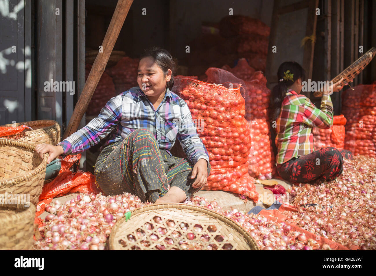 MANDALAY, MYANMAR - Januar 13, 2016: Unbekannter Menschen auf dem Markt in Mandalay, Myanmar arbeiten am 13. Januar 2016 Stockfoto