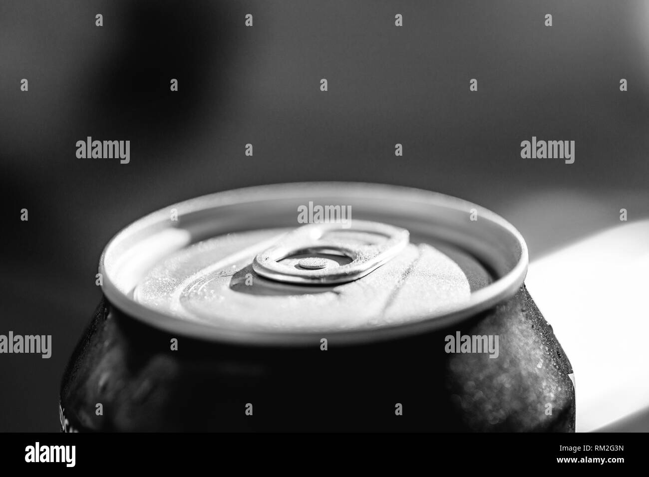 Blick von oben auf ein Can Drink mit Kondenswasser. Stockfoto