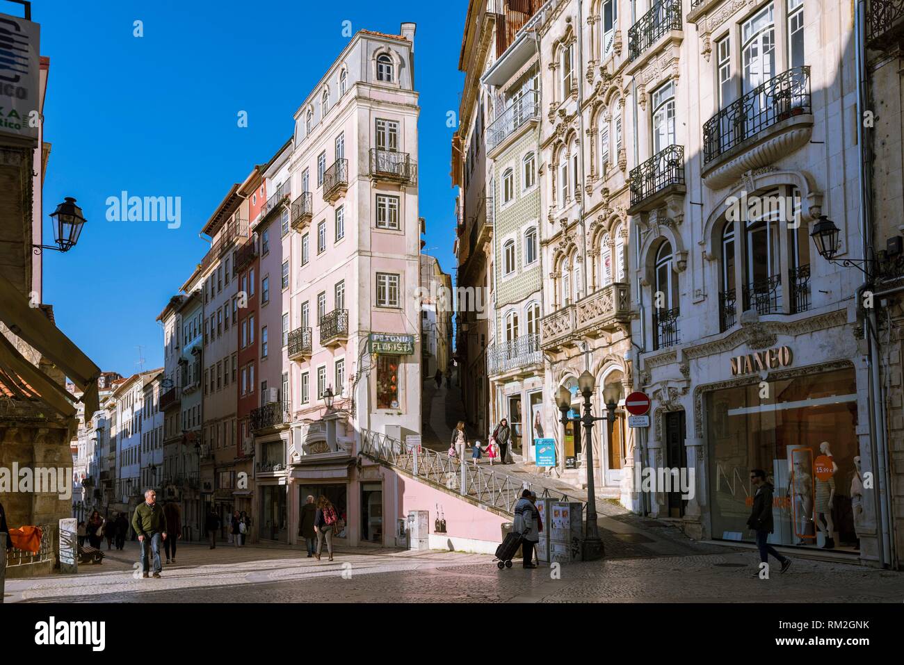 Ferreira Borges Street, einer Fußgängerzone in der Altstadt von Coimbra, Baixo Mondego, Region Centro, Portugal, Europa. Stockfoto
