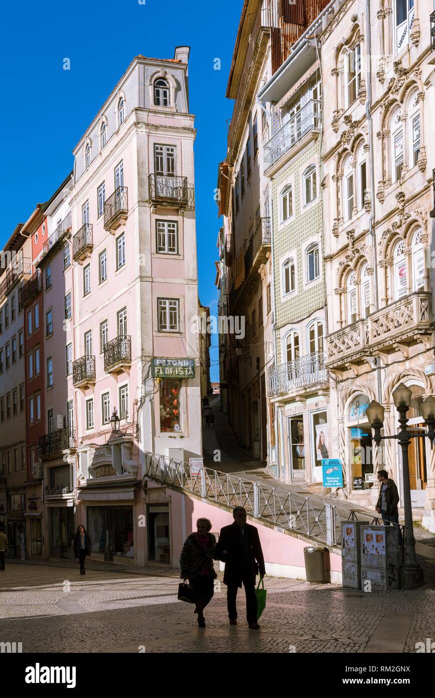 Ferreira Borges Street, einer Fußgängerzone in der Altstadt von Coimbra, Baixo Mondego, Region Centro, Portugal, Europa. Stockfoto