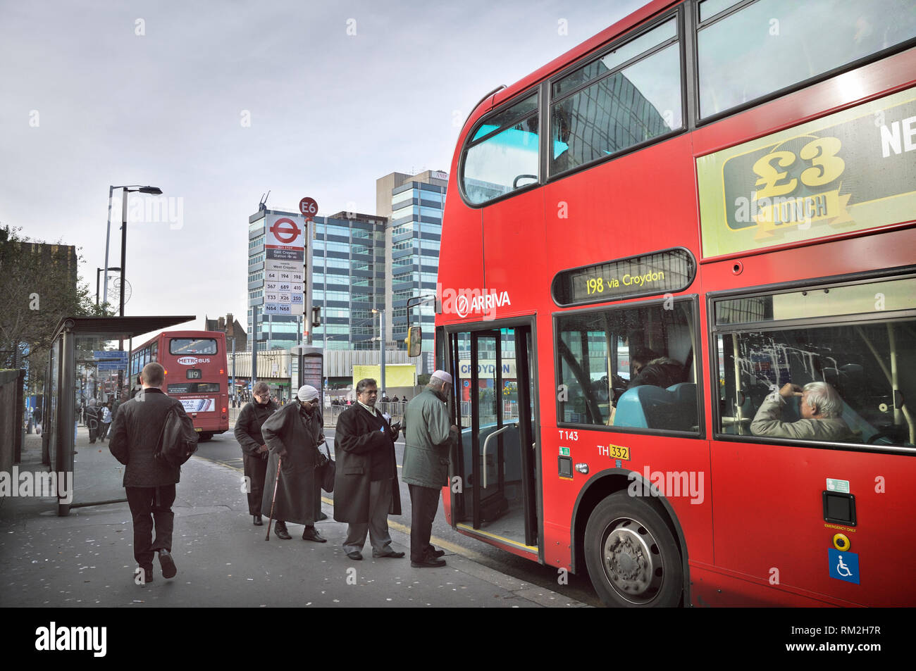 Ältere Menschen warten auf einen Bus in Croydon, South London, England, Großbritannien Stockfoto
