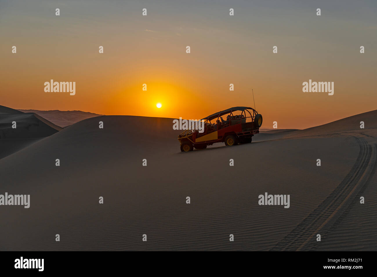 Silhouette einer Buggy mit Touristen bei Sonnenuntergang in den küstennahen peruanischen Wüste zwischen Ica und Huacachina, Peru. Stockfoto
