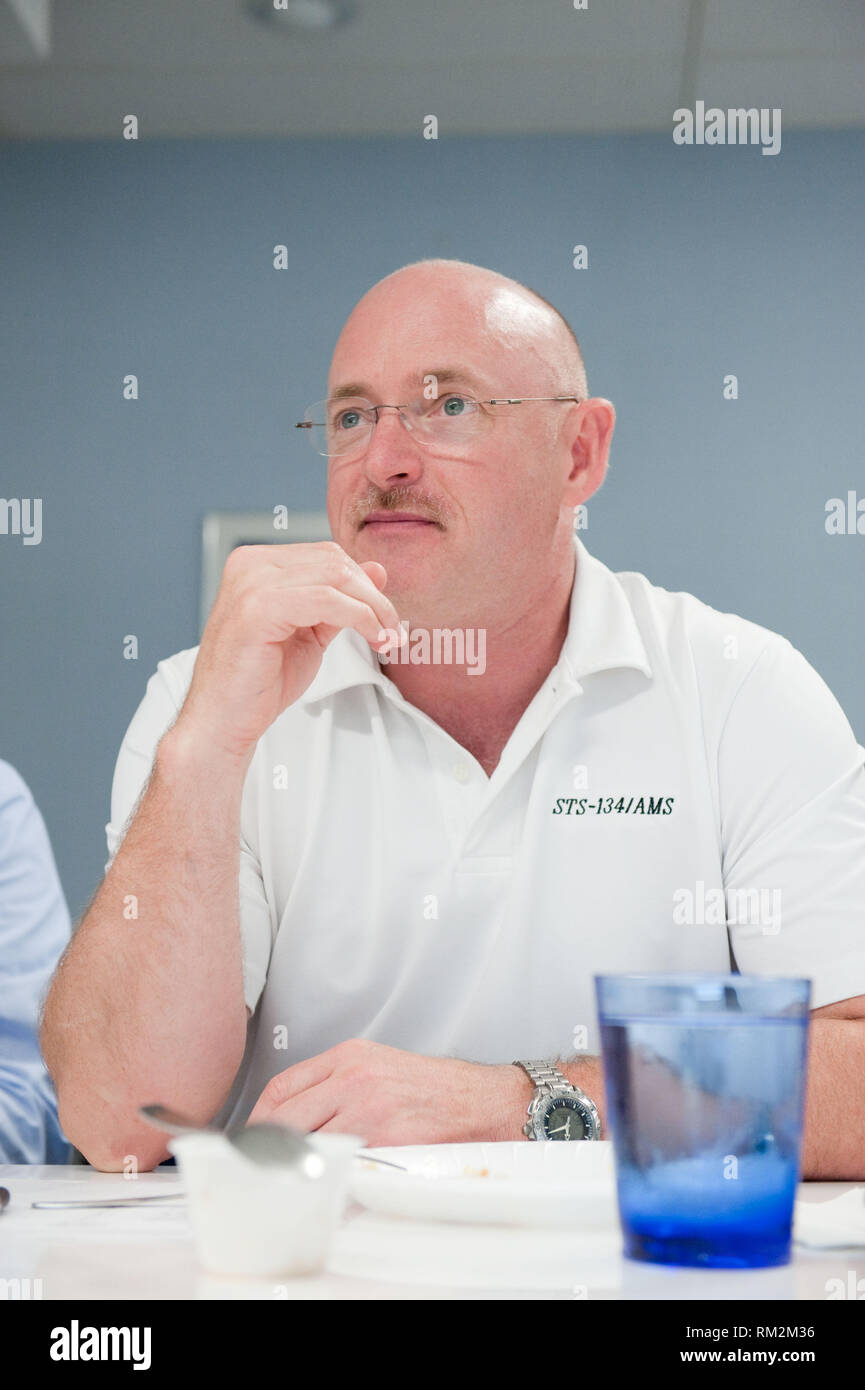 NASA-Astronaut Mark Kelly, STS-134 Commander, nimmt an einer Weinverkostung in der Bewohnbarkeit und Umweltfaktoren Büro am Johnson Space Center der NASA am 25. Mai 2010. Kelly ist der Ehemann der Vereinigten Staaten Vertreter Gabrielle Giffords (Demokrat von Arizona), die in Arizona am Samstag erschossen wurde, 8. Januar 2011..Mandatory Credit: James Blair/NASA über CNP. /MediaPunch Stockfoto