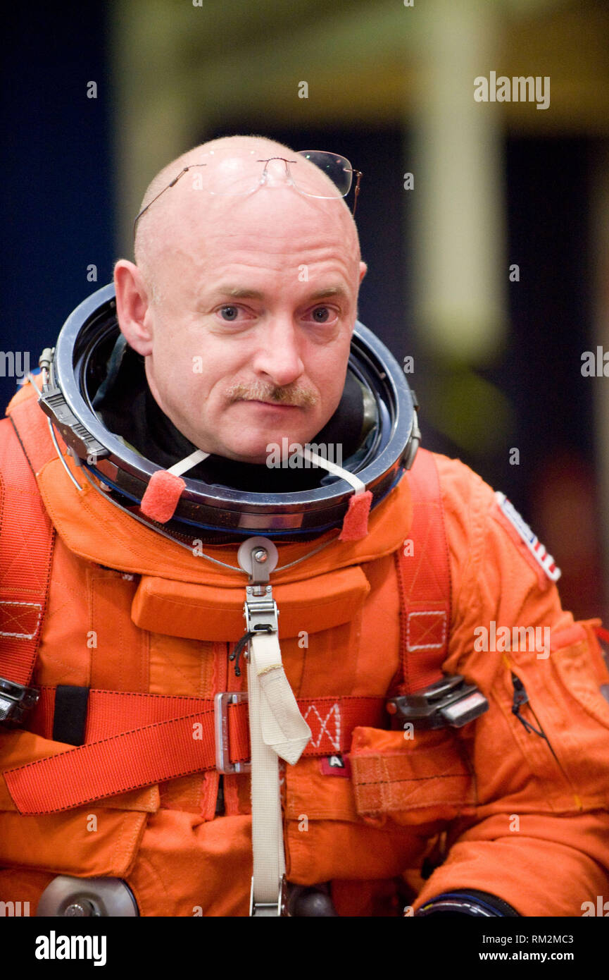 NASA-Astronaut Mark Kelly, STS-134 Commander, in einem Training Version seines Shuttle starten und Eintrag Anzug gekleidet, erwartet den Beginn einer Schulung in der mannschaftskabine Trainer (CCT-2) im Space Shuttle-start am Johnson Space Center der NASA am 11. Februar 2010. Kelly ist der Ehemann der Vereinigten Staaten Vertreter Gabrielle Giffords (Demokrat von Arizona), die in Arizona am Samstag erschossen wurde, 8. Januar 2011..Mandatory Credit: James Blair/NASA über CNP/MediaPunch Stockfoto