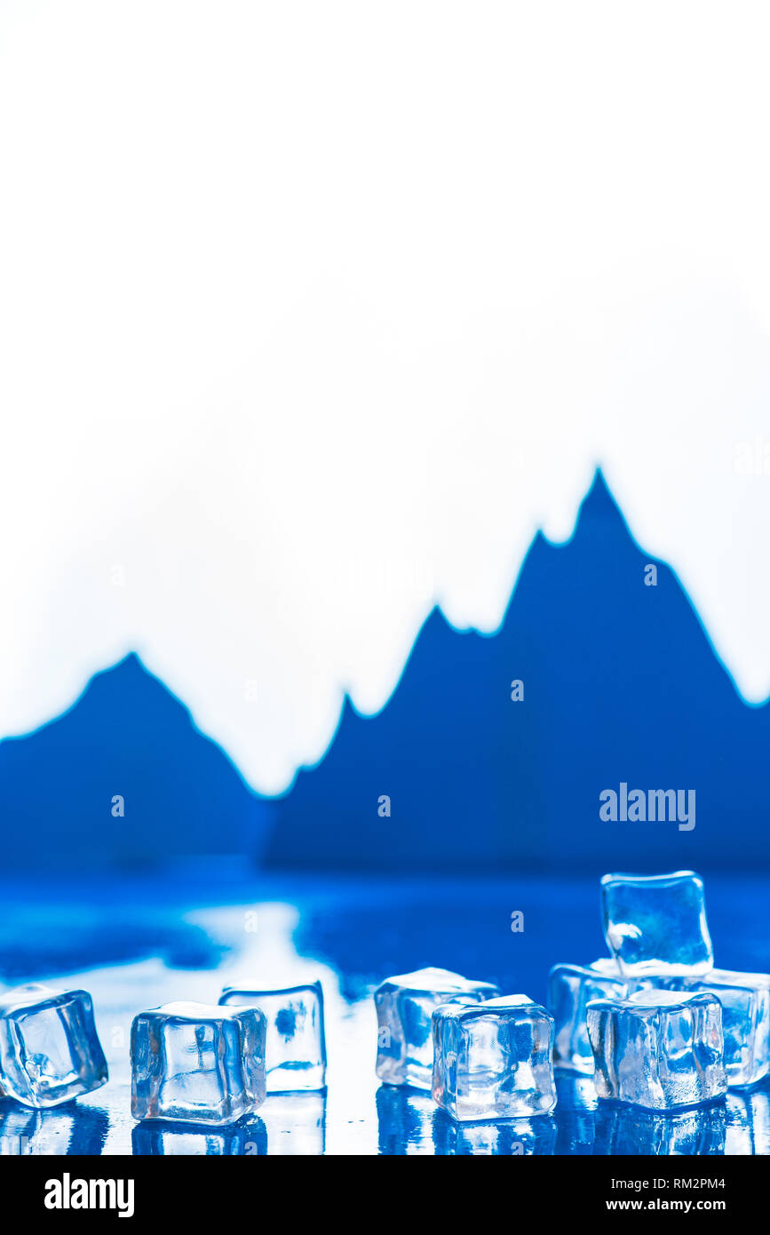 Klares Wasser mit Eiswürfeln und blaue Berge im Hintergrund. Klarheit und kalt mit Kopie Raum Stockfoto