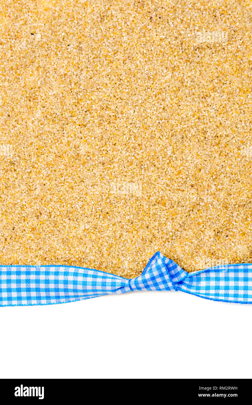 Geburtstag Geschenk Karte mit blauer Schleife und das Farbband in der Mitte und im Hintergrund aus Sand mit viel Platz für den Text kopieren Stockfoto