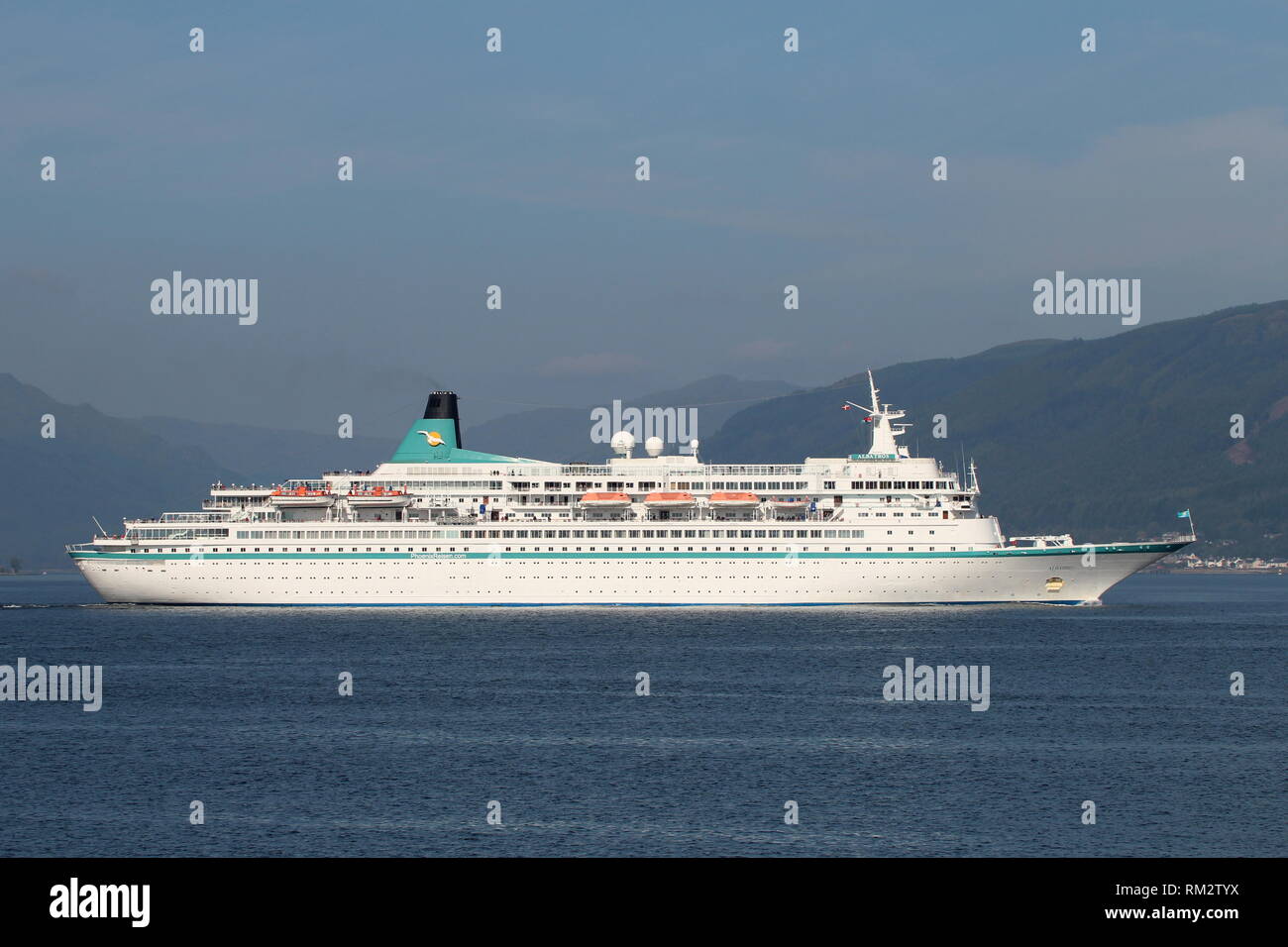 MS Albatros, ein Kreuzfahrtschiff von Phoenix Reisen betrieben, vorbei an Gourock mit einem eingehenden Reise auf den Firth of Clyde nach Greenock. Stockfoto