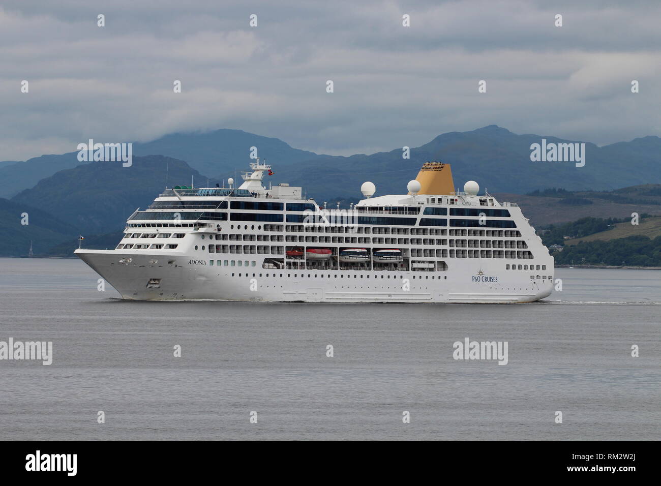 Adonia, ein Kreuzfahrtschiff von P&O Cruises, vorbei an Gourock auf der Hinreise die Firth of Clyde. Stockfoto