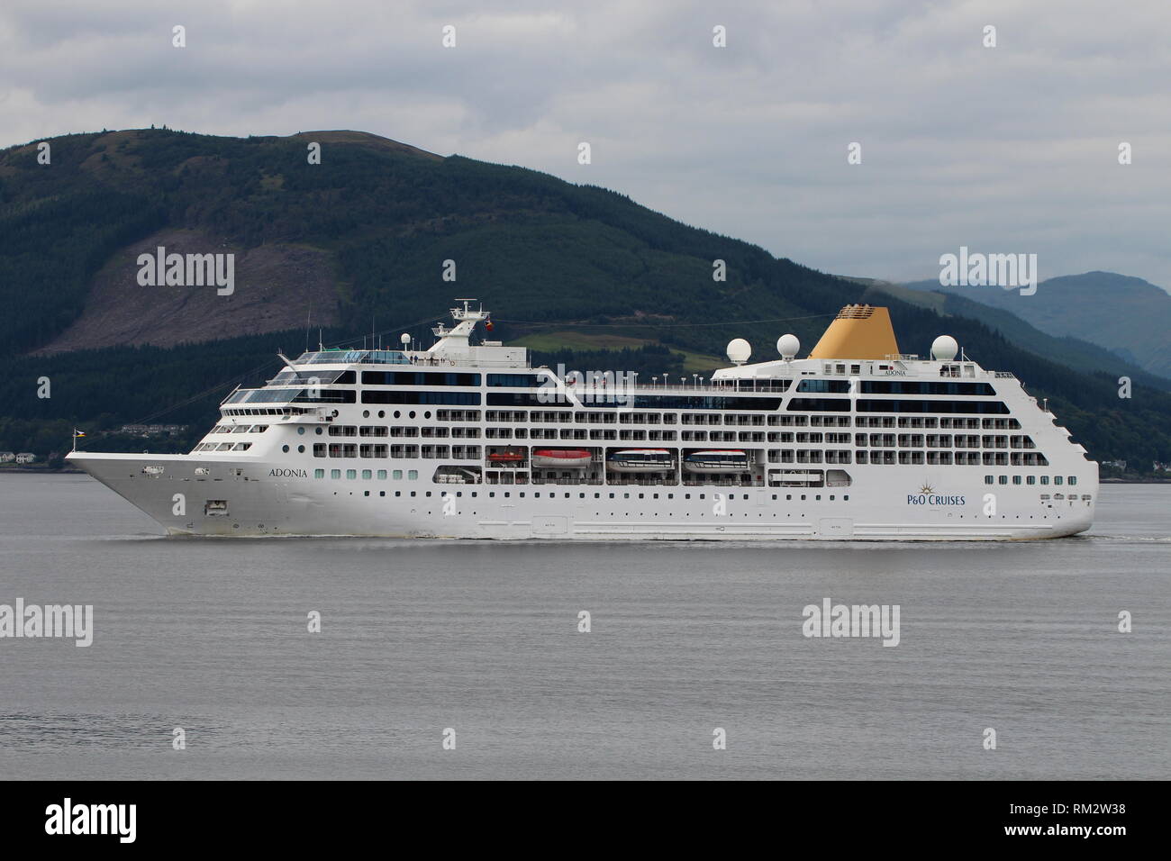 Adonia, ein Kreuzfahrtschiff von P&O Cruises, vorbei an Gourock auf der Hinreise die Firth of Clyde. Stockfoto