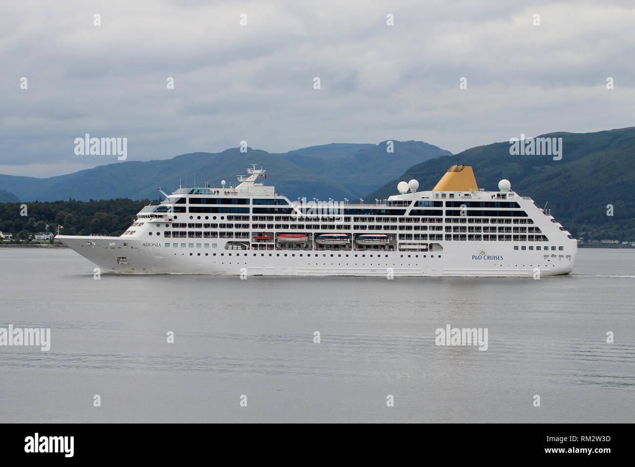 Adonia, ein Kreuzfahrtschiff von P&O Cruises, vorbei an Gourock auf der Hinreise die Firth of Clyde. Stockfoto