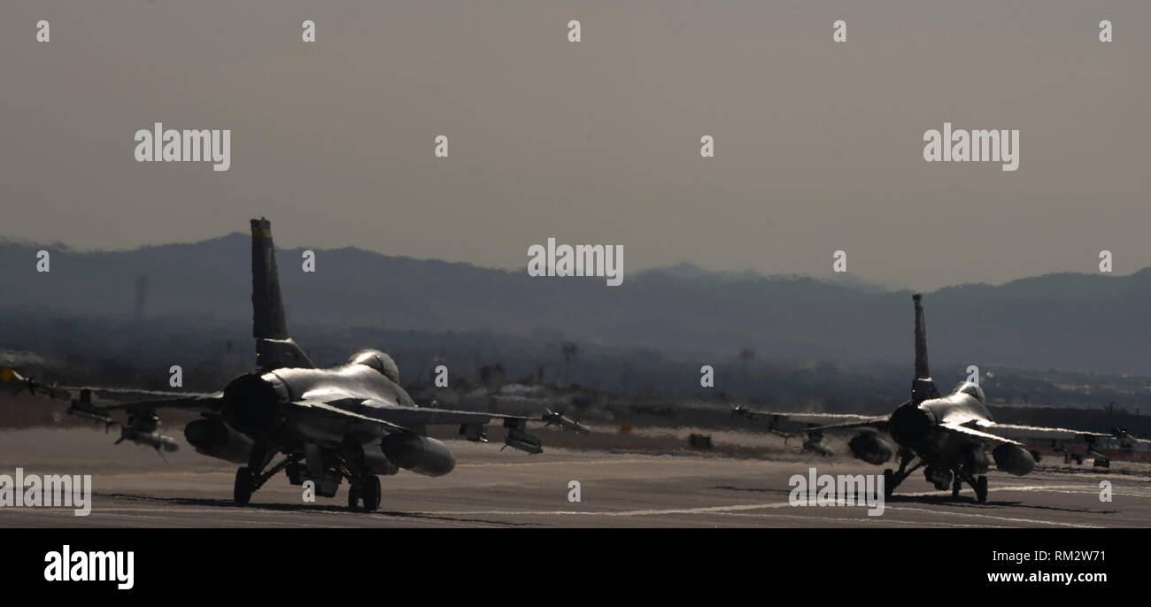 Us Air Force F-16 CM Kampf gegen die Falken zu der 79th Fighter Squadron (FS) Taxi auf der Landebahn bei Red Flag 19-1 an der Nellis Air Force Base, Nev, Feb 11, 2019 zugeordnet. Während der Übung 79th FS Piloten gingen Kopf-an-Kopf mit Aggressor Kräfte in einer simulierten feindlichen Umwelt. (U.S. Air Force Foto von älteren Flieger Christopher Maldonado) Stockfoto