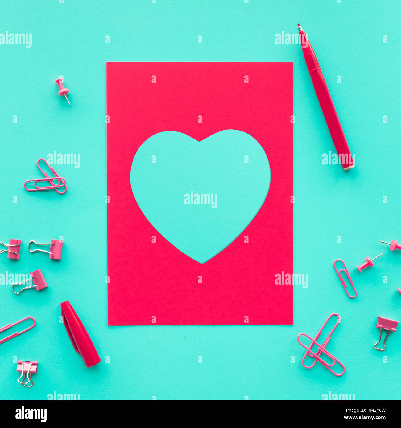 Herzform mit rotem Papier Karte Hintergrund. Liebe, Valentin, Hochzeit Konzepte Ideen Stockfoto
