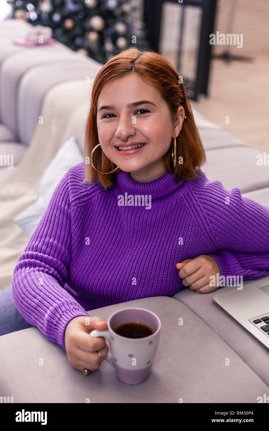 Hübsche junge Rothaarige strahlenden Mädchen in einem violetten Pullover lächelnd Schön Stockfoto