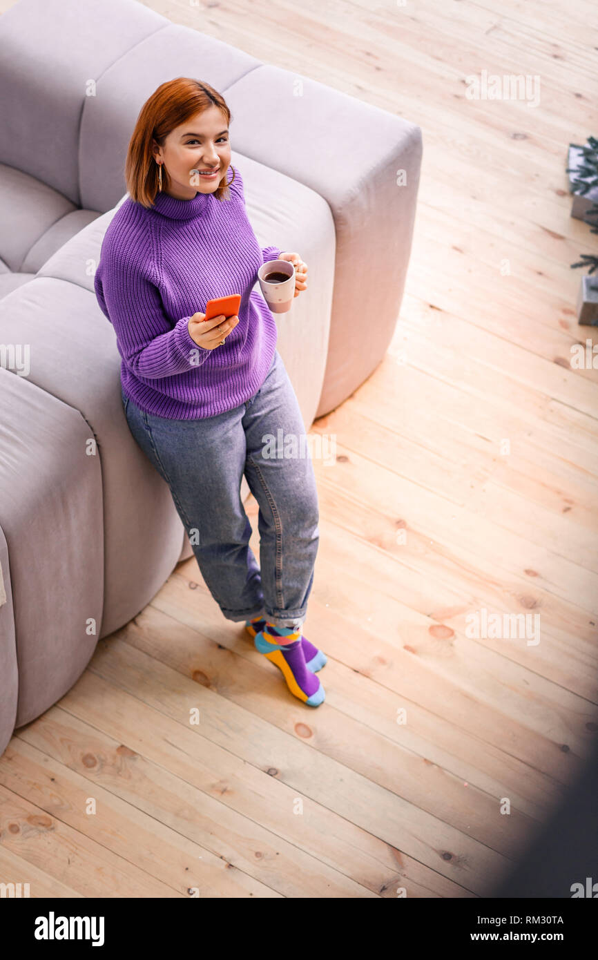 Junge hübsche Mädchen strahlt in hellen Socken Suchen erstaunlich  Stockfotografie - Alamy