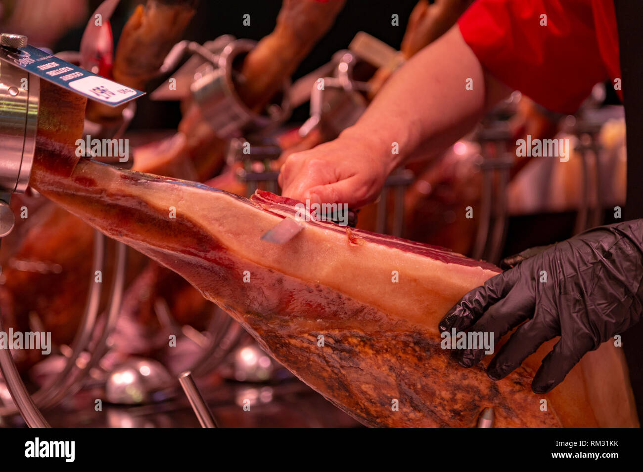 Jamon (ham) auf einen Shop in La Boqueria, der berühmte Markt neben der Rambla von Barcelona, Katalonien, Spanien hängen Stockfoto