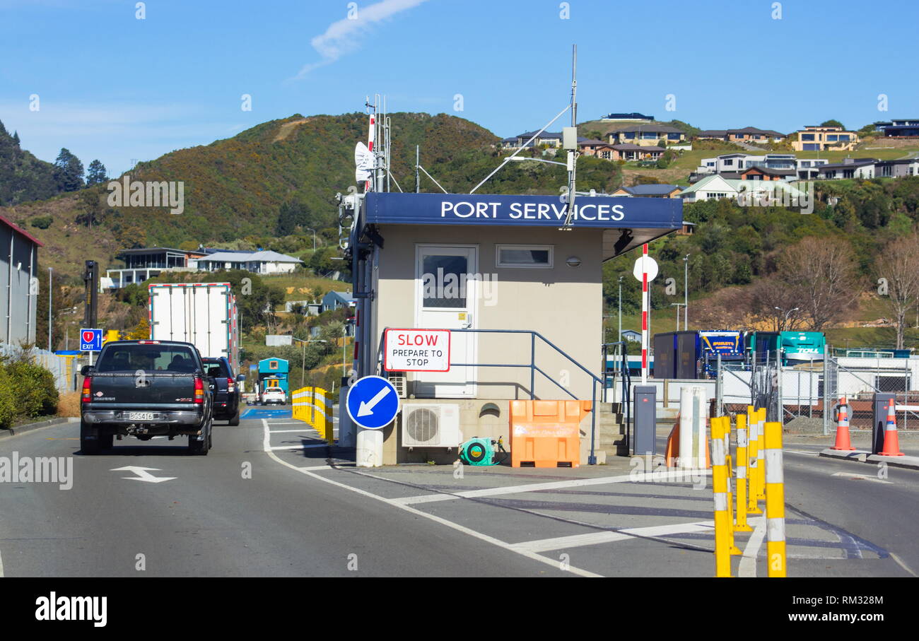 Picton, Neuseeland - 25 August, 2017: Port Services Eingang für die Bluebridge Cook Strait Fähre auf Lagune Straße einsteigen. Stockfoto