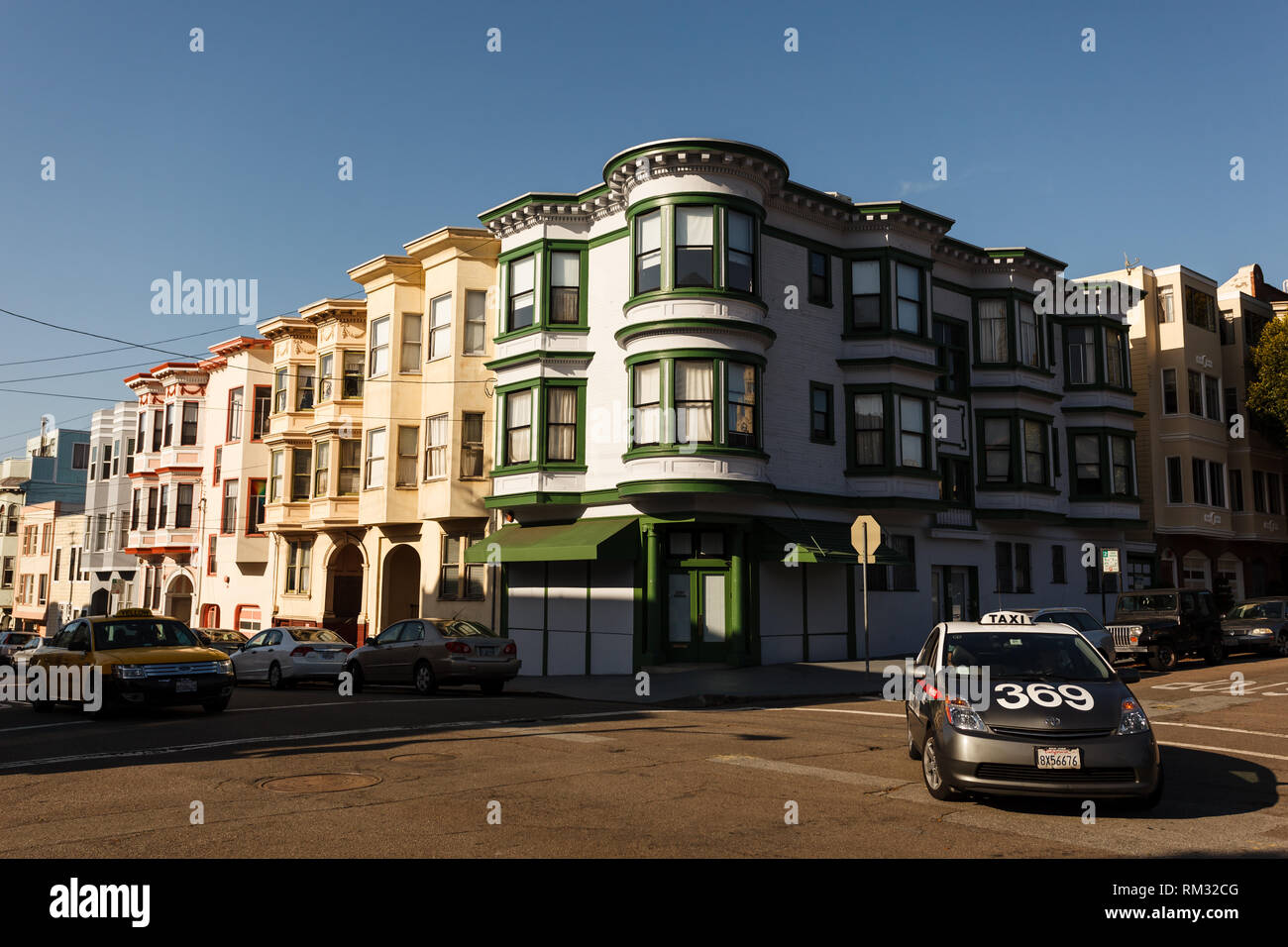 Schönen verzierten in 3-stöckigen Reihenhäusern form Ecke der belebten Straße in San Francisco Stockfoto