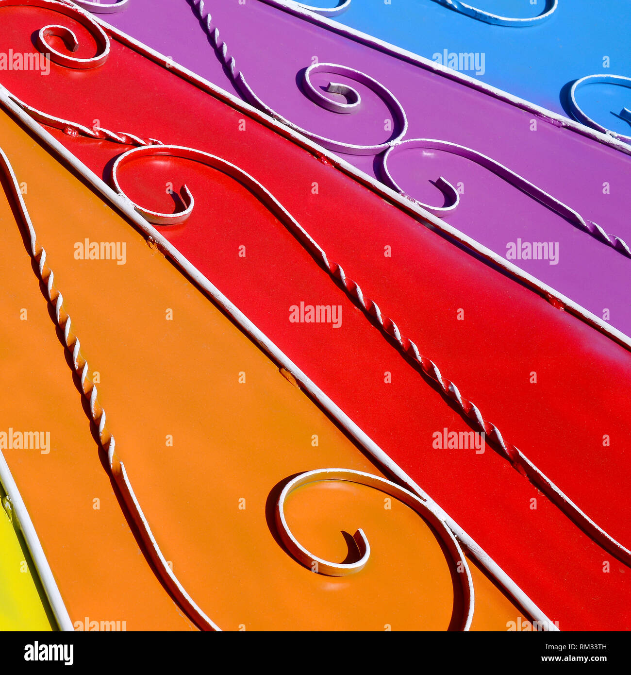 Metall Textur eines Stück farbige Wand mit einem geschmiedeten Muster. Regenbogen Farben Stockfoto
