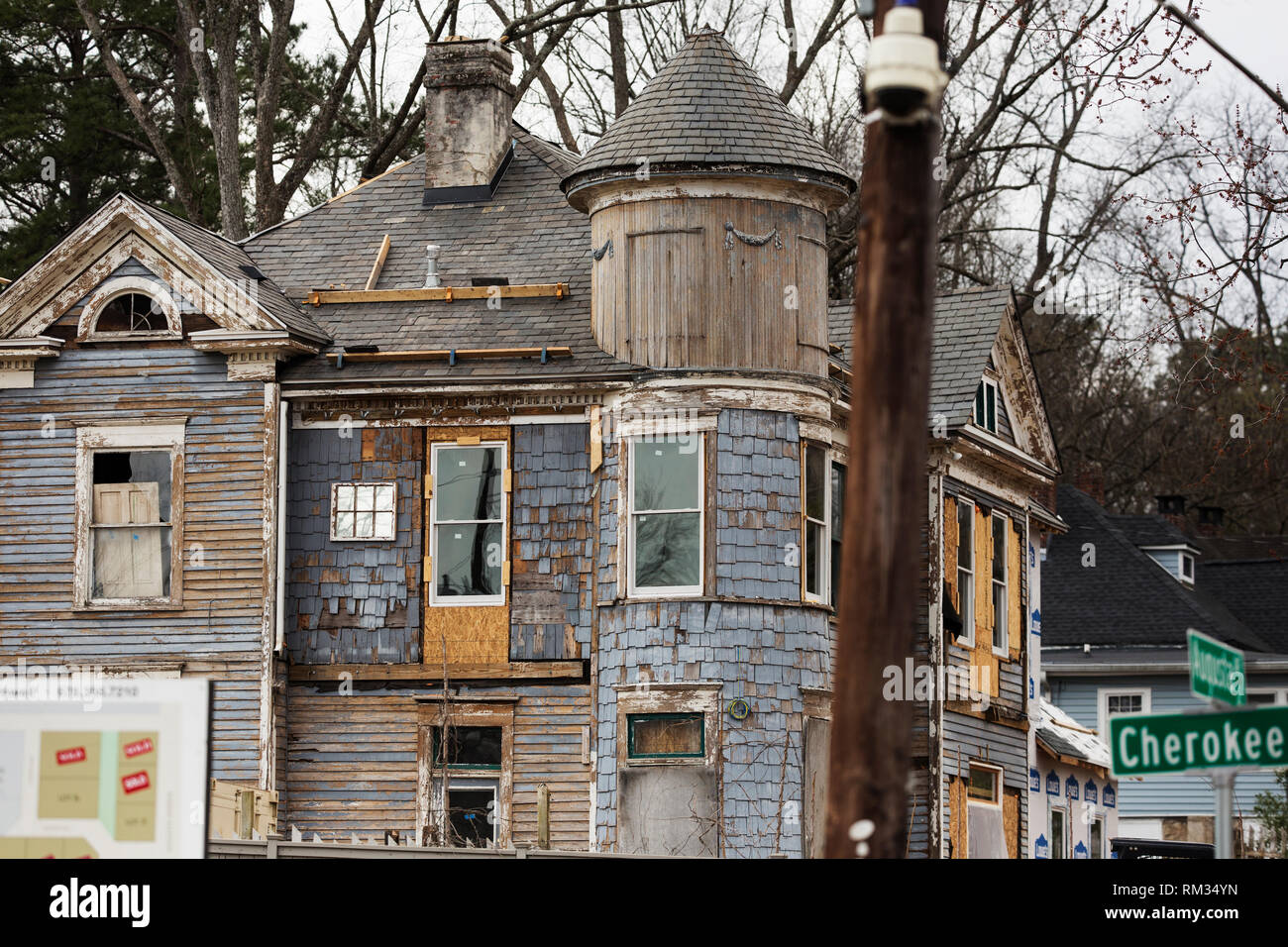 Ein viktorianisches Haus renovierungsbedürftig auf Cherokee Avenue im Grant Park, Atlanta, Georgia, USA. Stockfoto