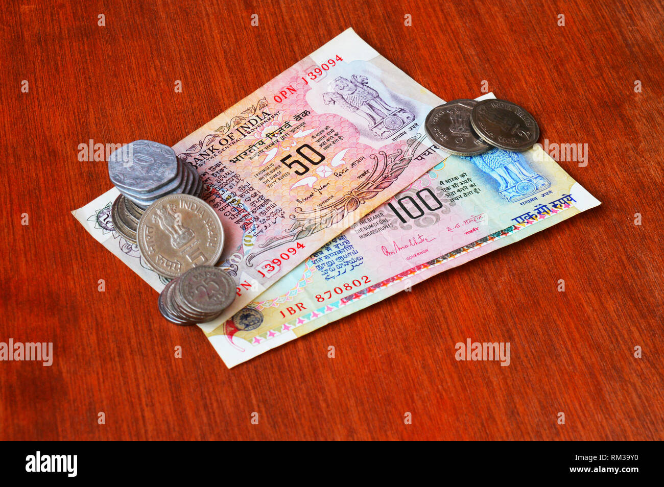 20 Paise, 25 Paise, 2 Rupie, 5 Rupie, 50 Rupien und 100 Rupie Alte indische Währung Stockfoto