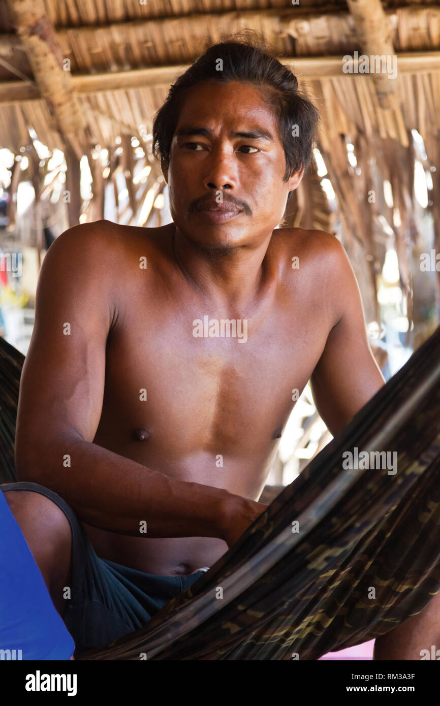 Ein lokaler Mann in der MOKEN Dorf auf Ko Surin thailändischen Insel in Mu Ko Surin Nationalpark - THAILAND Stockfoto