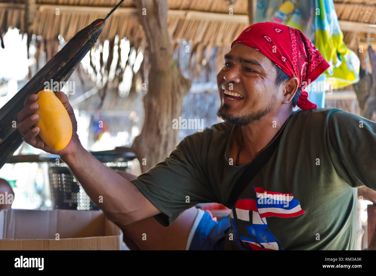 Eine Thailändische Mann besucht Freunde in der MOKEN Dorf auf Ko Surin thailändischen Insel in Mu Ko Surin Nationalpark - THAILAND Stockfoto