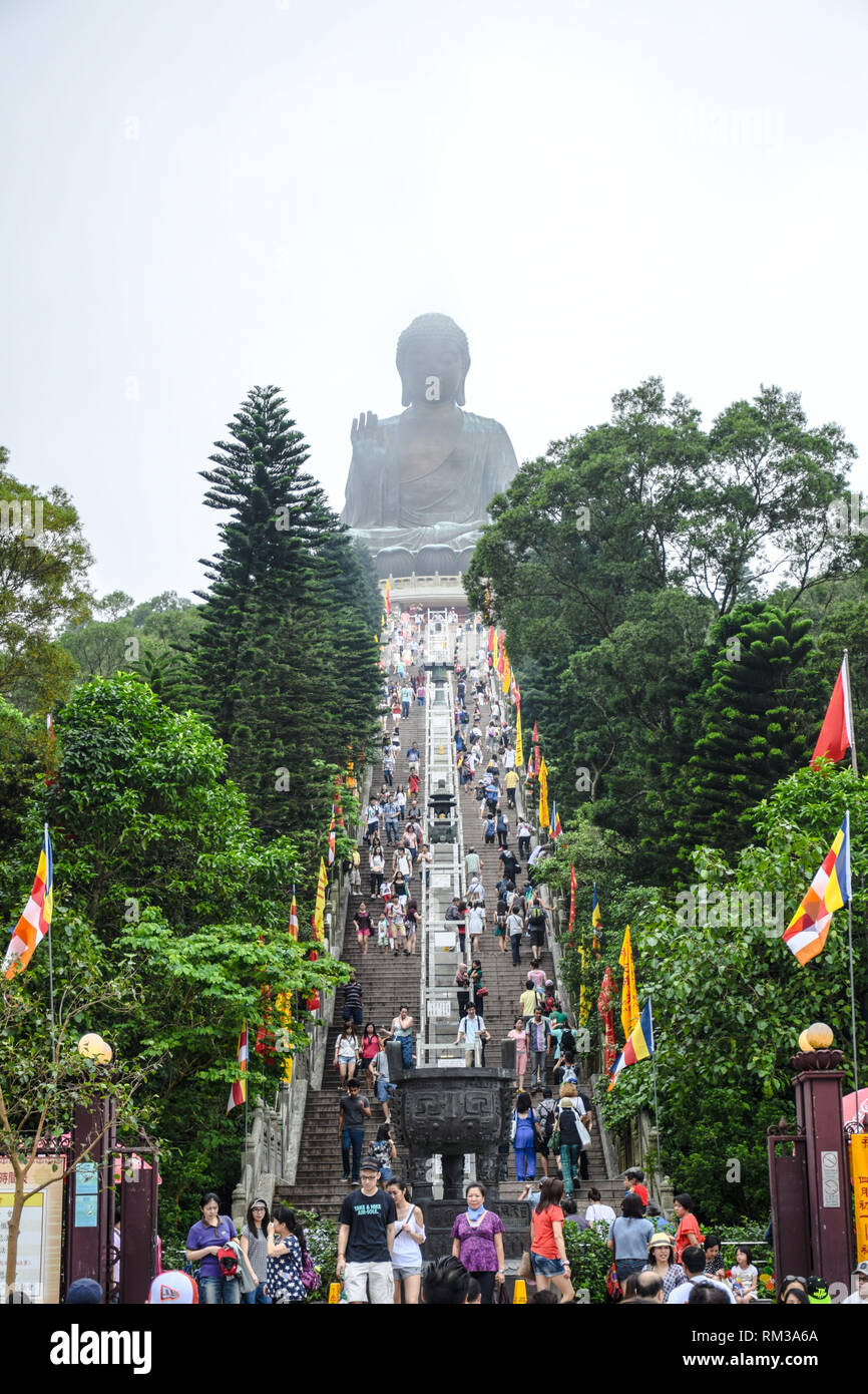 Touristen zu verehren Tian Tan Buddha großen Statue Reisen auf dem Hügel neben dem Kloster Po Lin in Ngong Ping Village, Lantau Island, Hong Kong Stockfoto