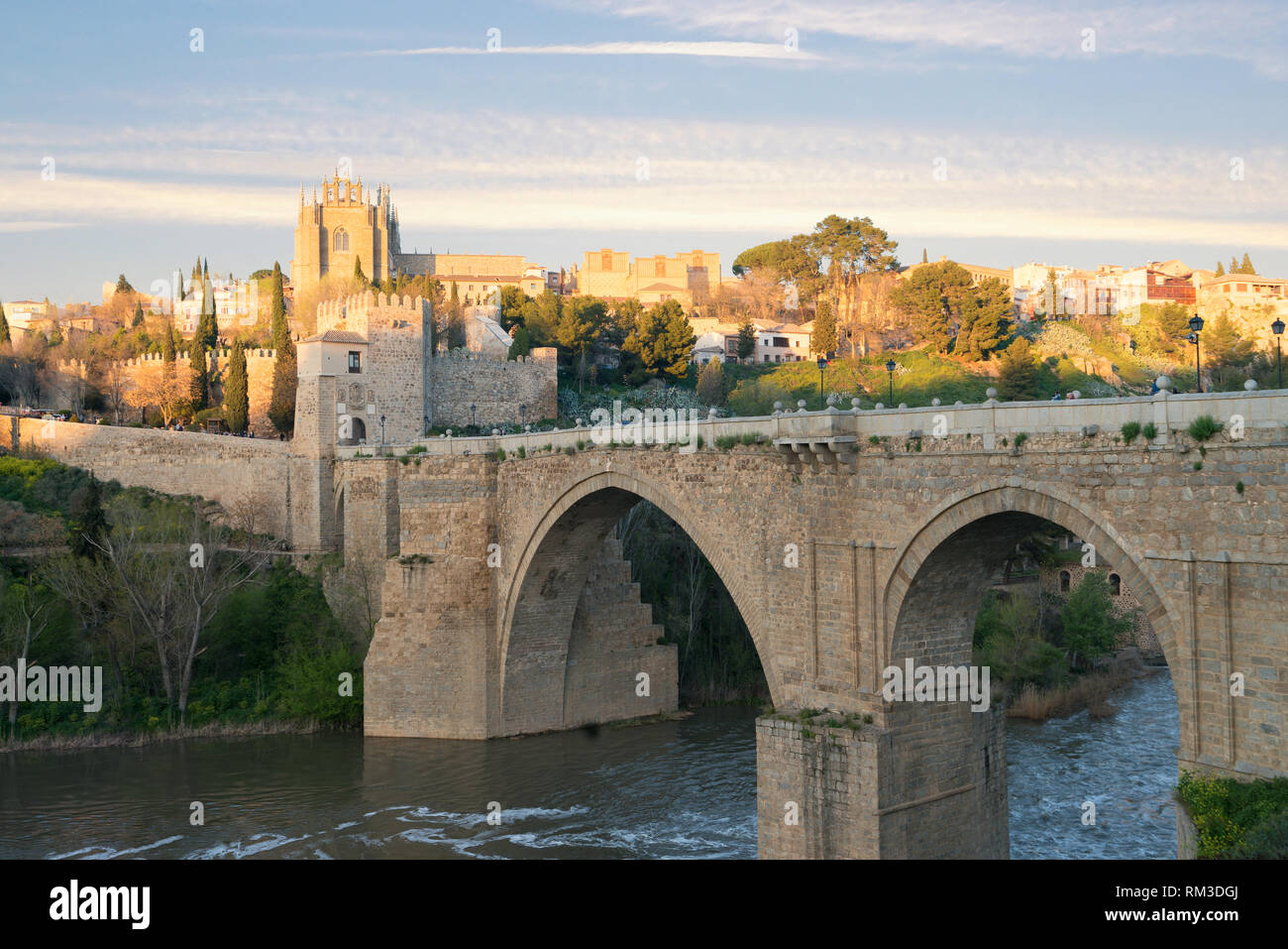 Toledo Stadt während des Sonnenuntergangs. Landschaft von Toledo, von der UNESCO zum Weltkulturerbe. Historisches Gebäude in der Nähe von Madrid, Spanien. Stockfoto