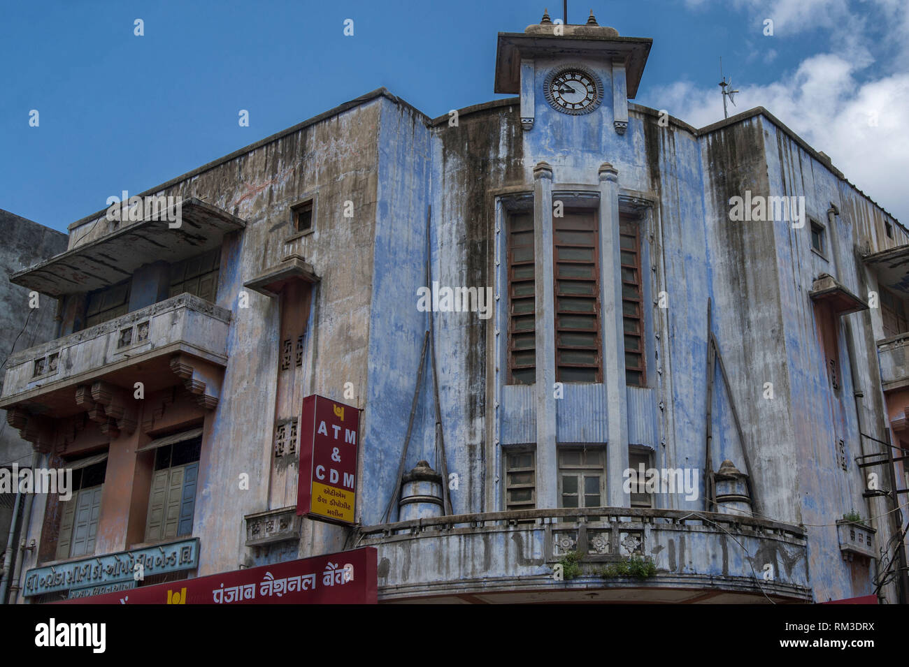 Uhr auf Art-déco-Haus, Vadodara, Gujarat, Indien, Asien Stockfoto