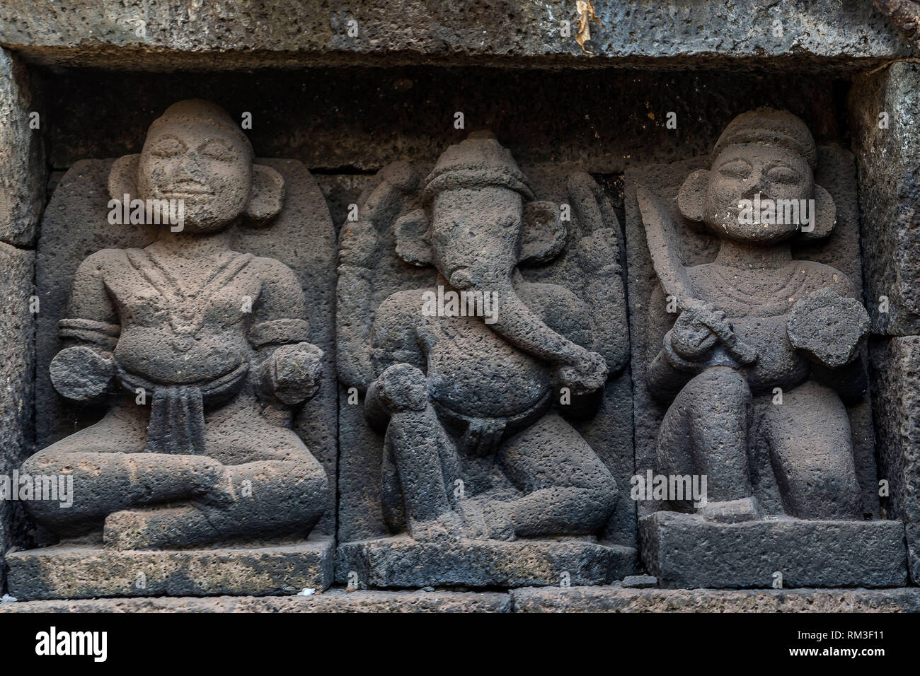 Statue auf Schritt gut Shivkalin Vihir, Thane, Maharashtra, Indien, Asien Stockfoto
