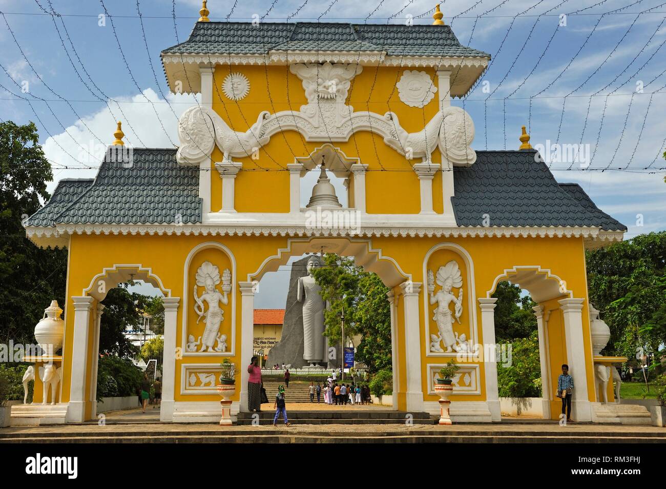 Eingang des Uthpalawanna Sri Vishnu Devalaya Tempel, sowohl der buddhistischen und hinduistischen Ort der Anbetung, Dondra, South Coast, Sri Lanka, Indien Stockfoto