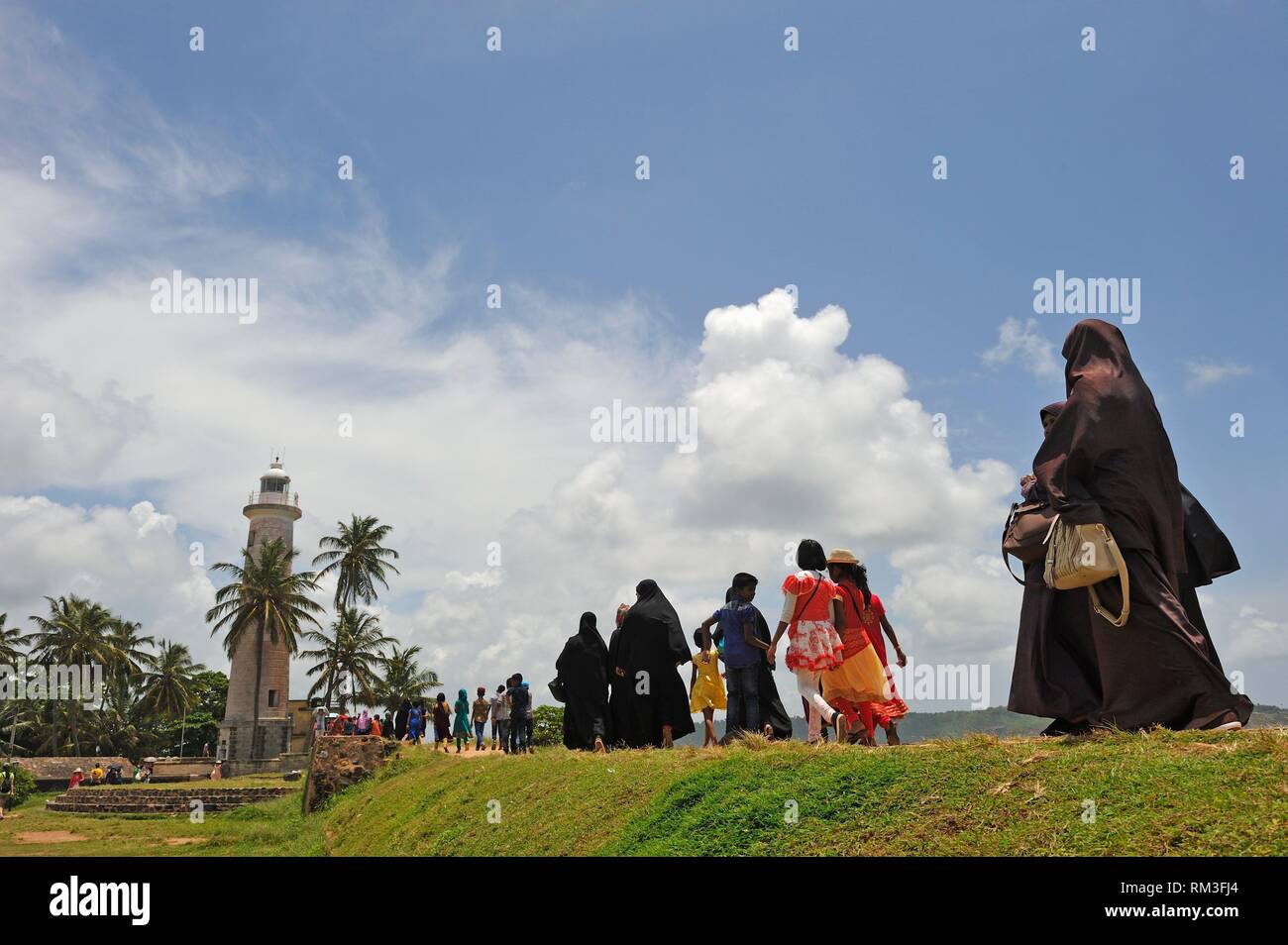 Touristen aus den Golfstaaten zu Fuß auf die Befestigungsanlagen in Galle, Bundesland Kärnten, Sri Lanka, Indien, Südasien. Stockfoto